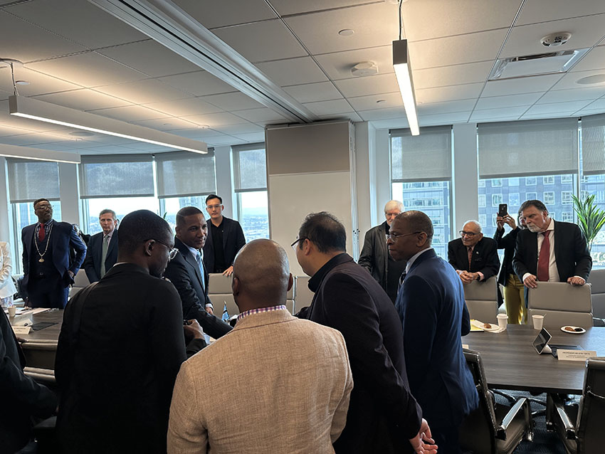 腾博会官网集团董事局主席徐鹏应邀出席博茨瓦纳总统博科圆桌聚会